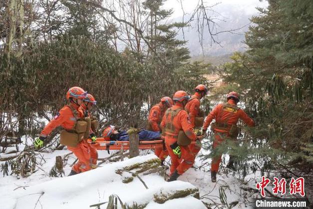 西藏林芝森林消防开展冰雪救援实战演练