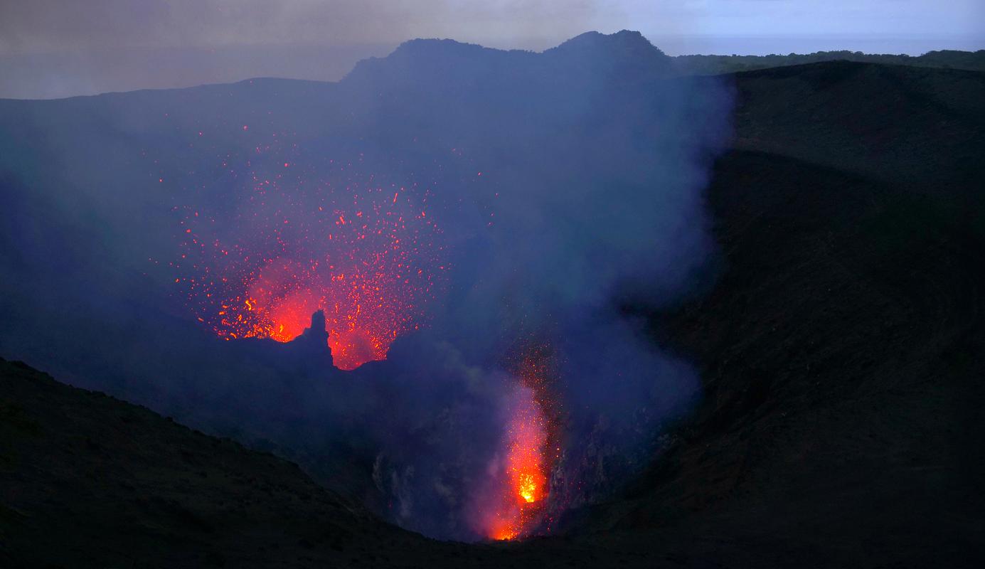 印尼塞梅鲁火山喷发