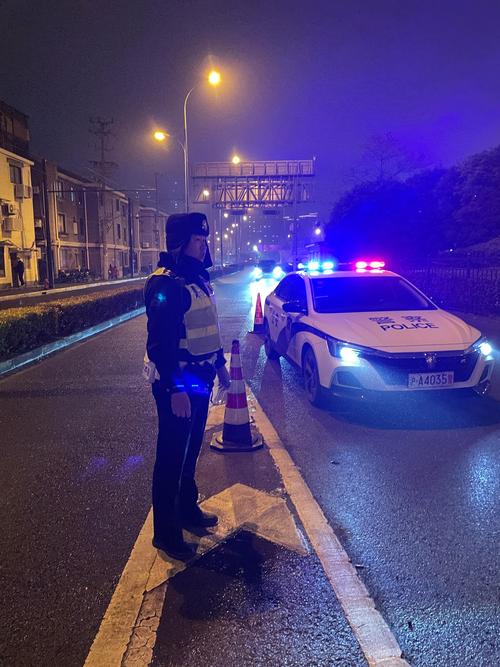 大雾弥漫 合肥高速交警分流车辆