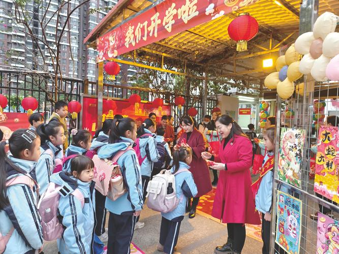 入学仪式别出心裁 师生互动温馨感人 开学季深圳校园“花式”迎新