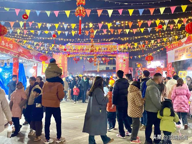 (新春走基层)鄂疆三地同聚武汉千年古镇 民俗年味铺满集