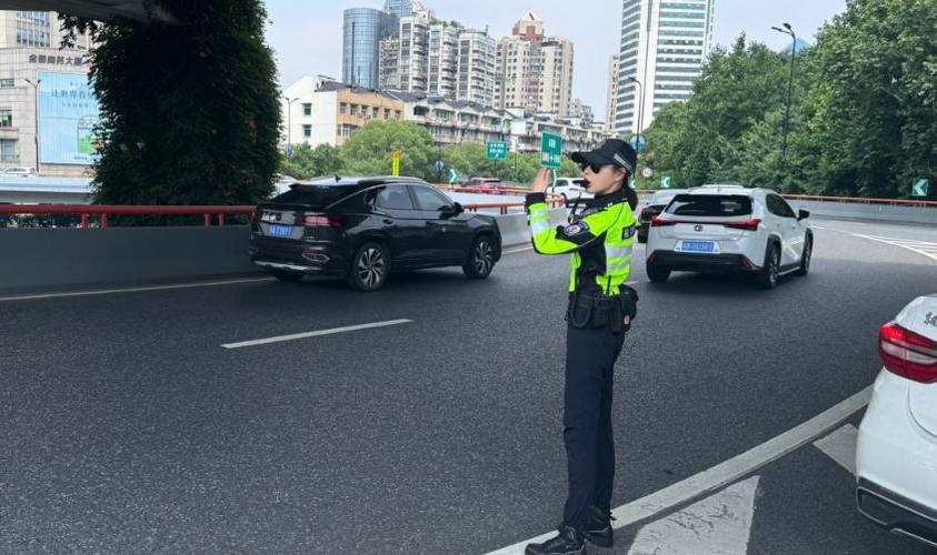 高架上,95后女骑警瞬间飞奔!半分钟后,现场传来大吼声……