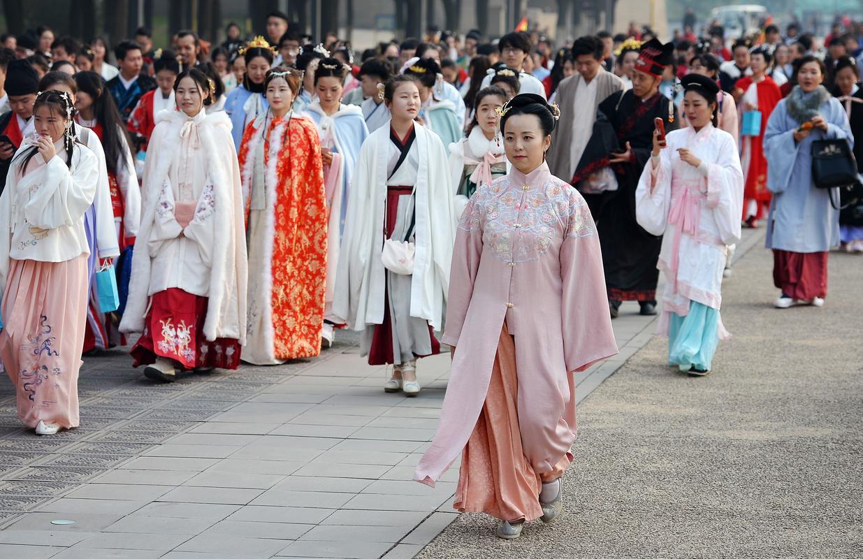 西安:高校学子体验汉服之韵 助力传统文化传承
