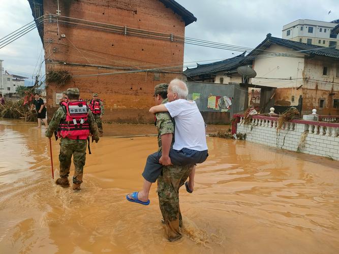 侨乡广东梅州灾区见闻:空中救援通道助民众渡难关